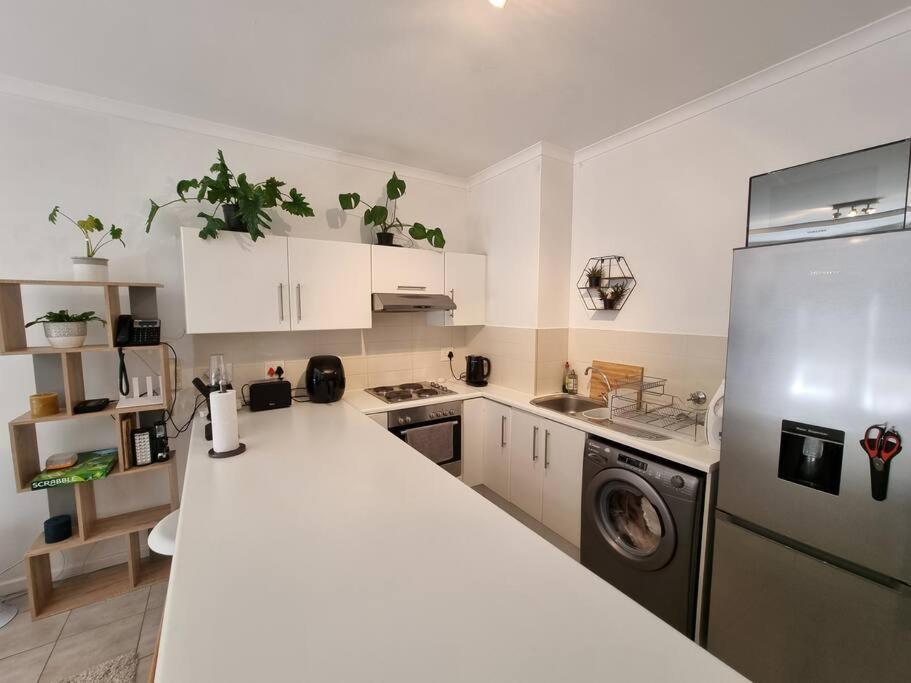 Beachfront On Muizenberg Surfers Corner Apartment